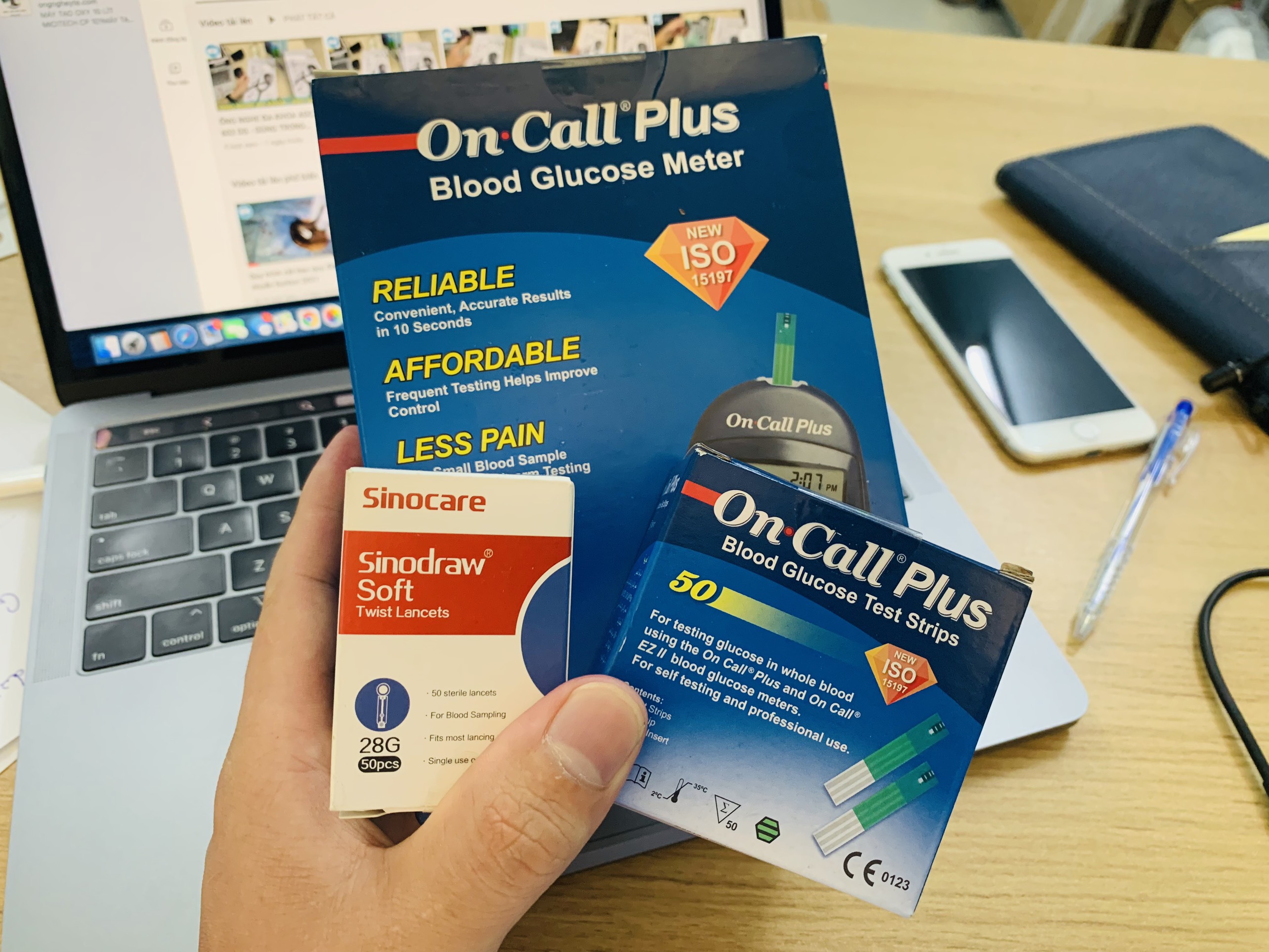 Hình ảnh thực tế giao máy đo đường huyết On Call Plus cho khách